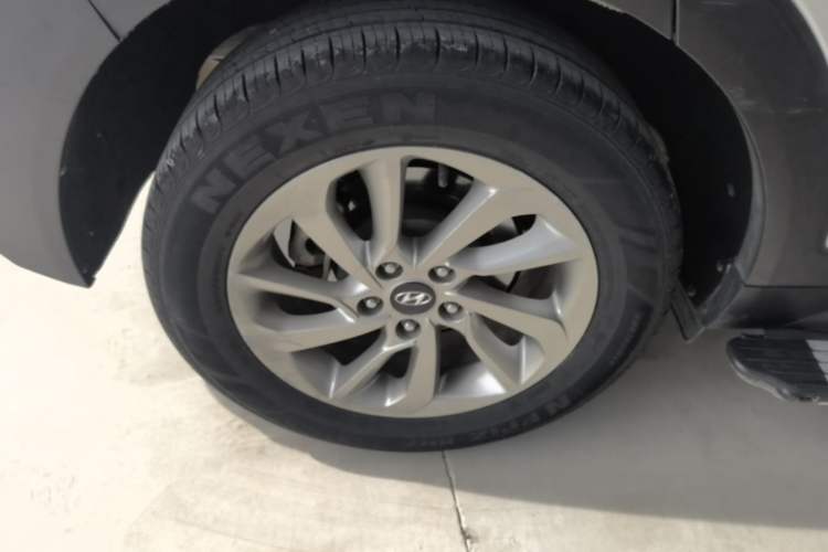 Used Hyundai Tucson 2015 1.6T Dual-Clutch Two-Wheel-Drive Smart Model Exterior 5