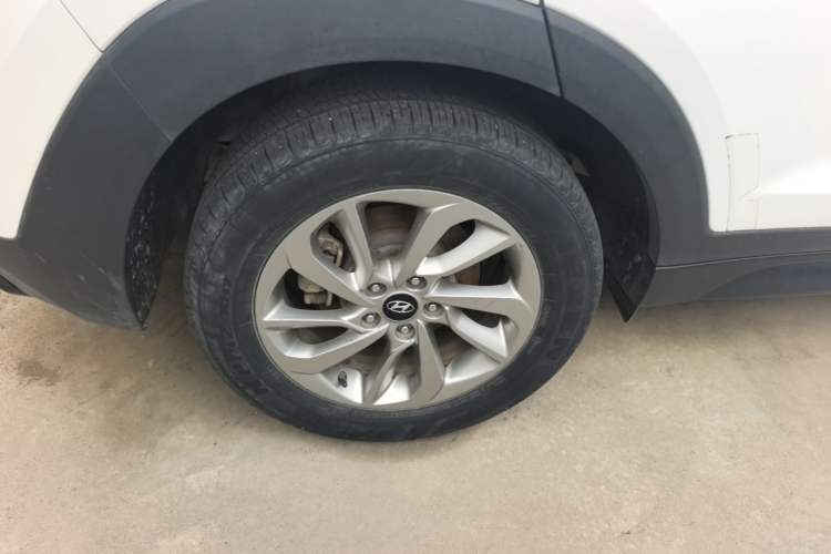 Used Hyundai Tucson 2015 1.6T Dual-Clutch Two-Wheel-Drive Smart Model Exterior 5