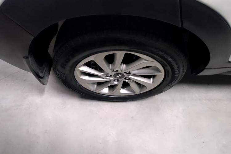Used Hyundai Tucson 2015 1.6T Dual-Clutch Two-Wheel-Drive Smart Model Exterior 5