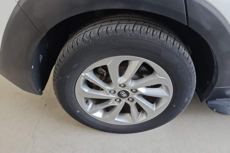Used Hyundai Tucson 2015 1.6T Dual-Clutch Two-Wheel-Drive Smart Model Exterior 5