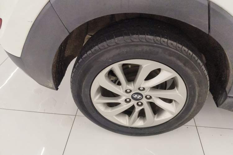 Used Hyundai Tucson 2015 1.6T Dual-Clutch Two-Wheel-Drive Smart Model Exterior 5
