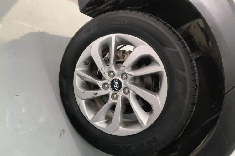 Used Hyundai Tucson 2015 1.6T Dual-Clutch Two-Wheel-Drive Smart Model Exterior 5