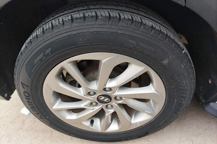 Used Hyundai Tucson 2015 1.6T Dual-Clutch Two-Wheel-Drive Smart Model Exterior 5