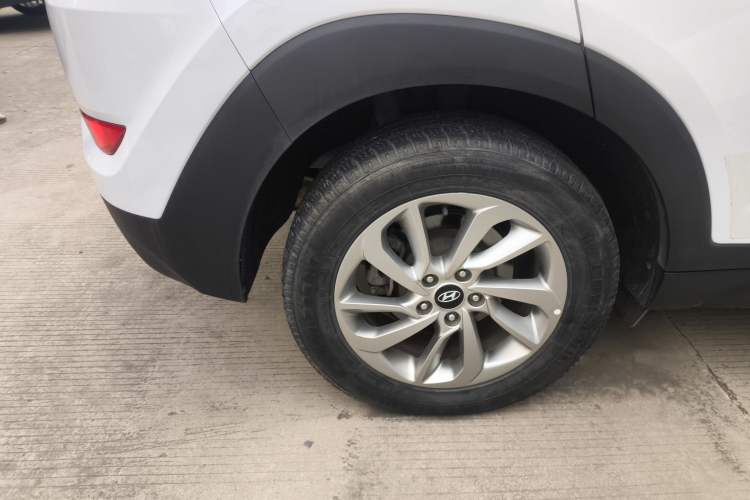 Used Hyundai Tucson 2015 1.6T Dual-Clutch Two-Wheel-Drive Smart Model Exterior 5