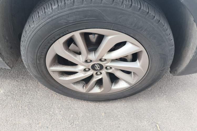 Used Hyundai Tucson 2015 1.6T Dual-Clutch Two-Wheel-Drive Smart Model Exterior 7