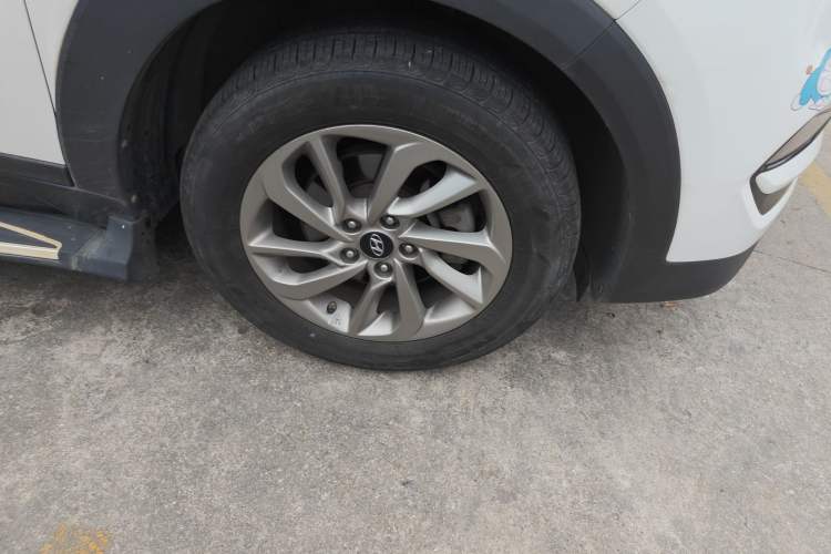 Used Hyundai Tucson 2015 1.6T Dual-Clutch Two-Wheel-Drive Smart Model Exterior 7