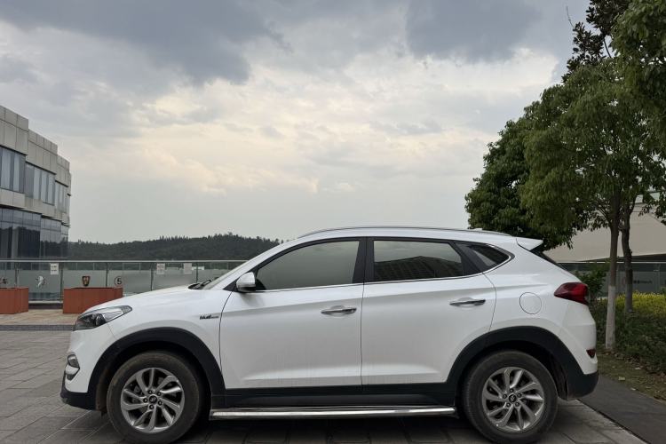Used Hyundai Tucson 2015 1.6T Dual-Clutch Two-Wheel-Drive Smart Model Exterior 9
