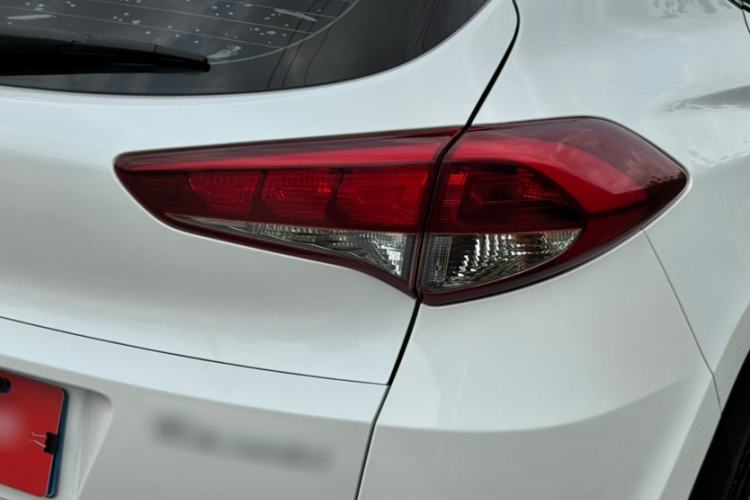 Used Hyundai Tucson 2015 1.6T Dual-Clutch Two-Wheel-Drive Smart Model Exterior 9