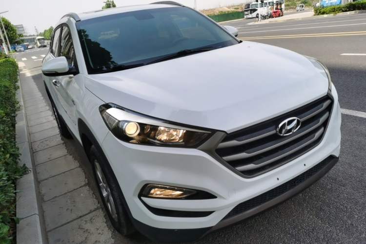 Used Hyundai Tucson 2015 1.6T Dual-Clutch Two-Wheel-Drive Smart Model Front Right 45 Deg