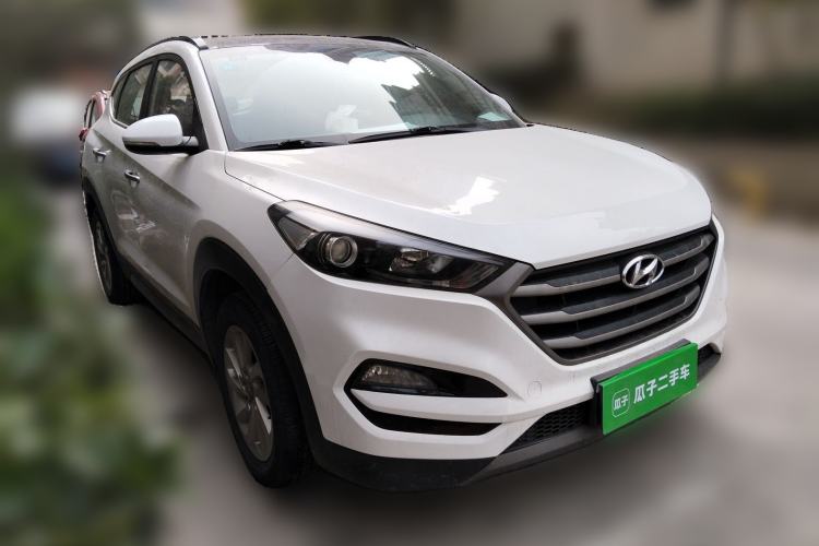 Used Hyundai Tucson 2015 2.0L Automatic Two-Wheel Drive Smart Version Front Right 45 Deg