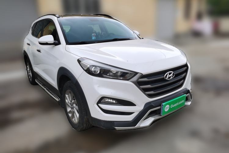 Used Hyundai Tucson 2015 2.0L Automatic Two-Wheel Drive Smart Version Front Right 45 Deg