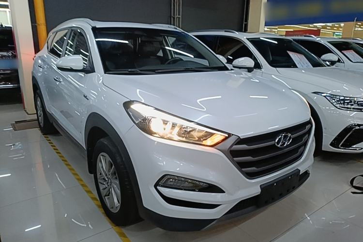 Used Hyundai Tucson 2015 1.6T Dual-Clutch Two-Wheel-Drive Smart Model Front Right 45 Deg