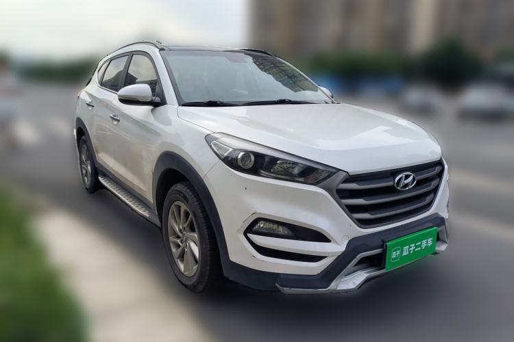 Used Hyundai Tucson 2015 2.0L Automatic Two-Wheel Drive Smart Version Front Right 45 Deg