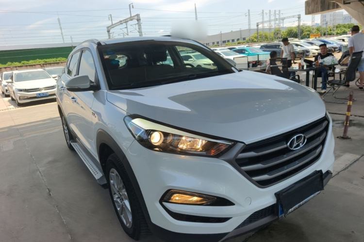 Used Hyundai Tucson 2015 1.6T Dual-Clutch Two-Wheel-Drive Smart Model Front Right 45 Deg