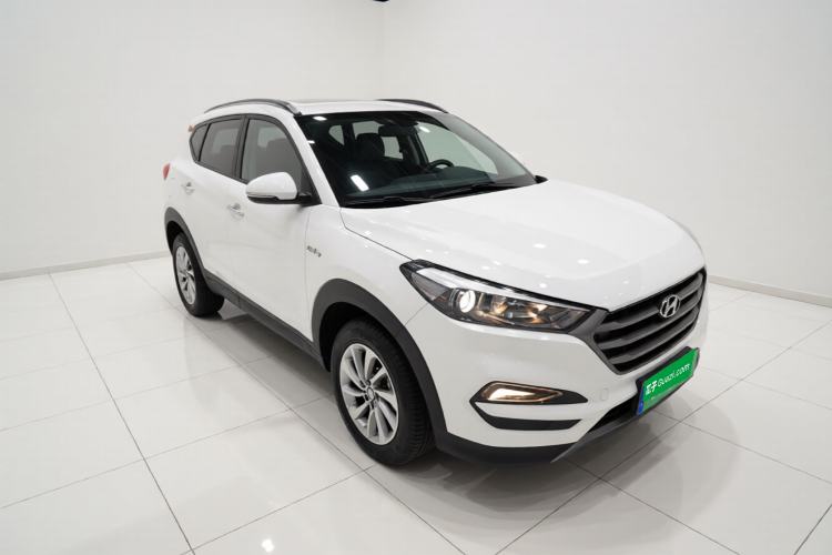 Used Hyundai Tucson 2015 1.6T Dual-Clutch Two-Wheel-Drive Smart Model Front Right 45 Deg