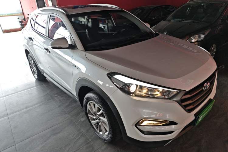 Used Hyundai Tucson 2015 1.6T Dual-Clutch Two-Wheel-Drive Smart Model Front Right 45 Deg