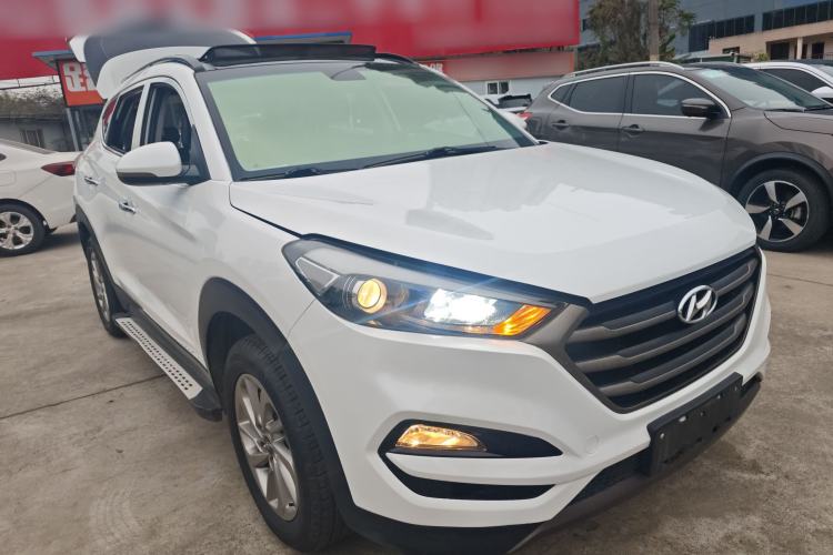 Used Hyundai Tucson 2015 2.0L Automatic Two-Wheel Drive Smart Version Front Right 45 Deg