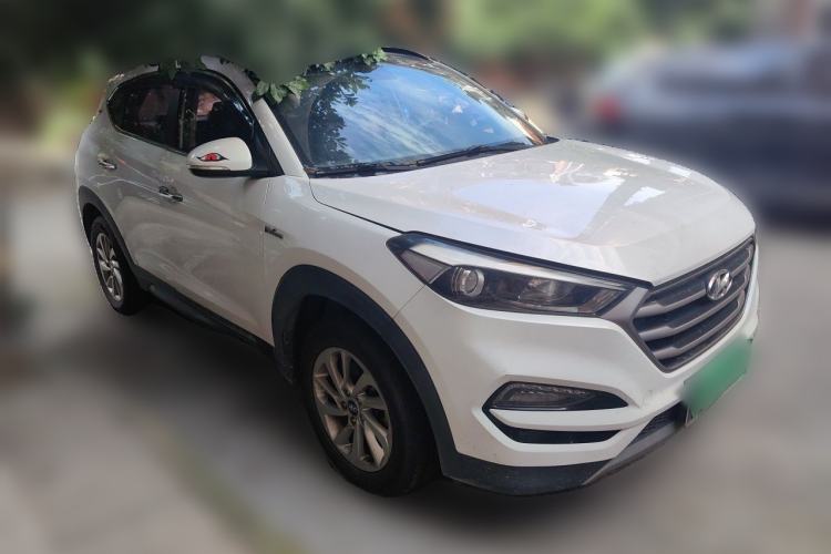 Used Hyundai Tucson 2015 1.6T Dual-Clutch Two-Wheel-Drive Smart Model Front Right 45 Deg