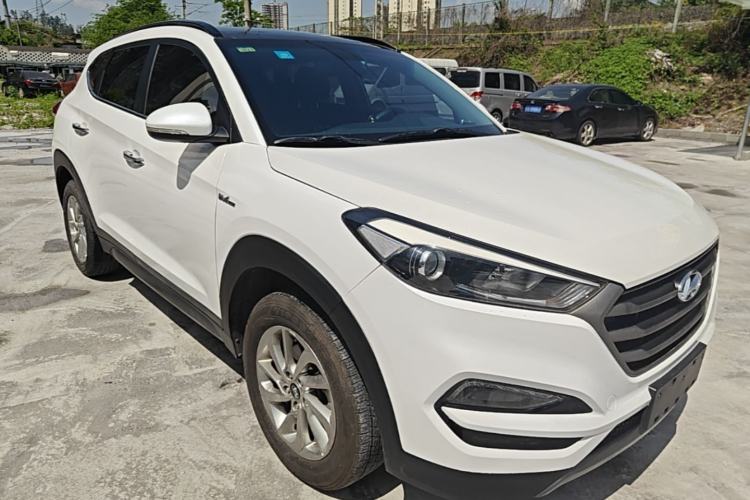 Used Hyundai Tucson 2015 1.6T Dual-Clutch Two-Wheel-Drive Smart Model Front Right 45 Deg