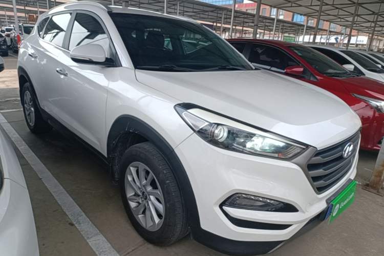 Used Hyundai Tucson 2015 1.6T Dual-Clutch Two-Wheel-Drive Smart Model Front Right 45 Deg