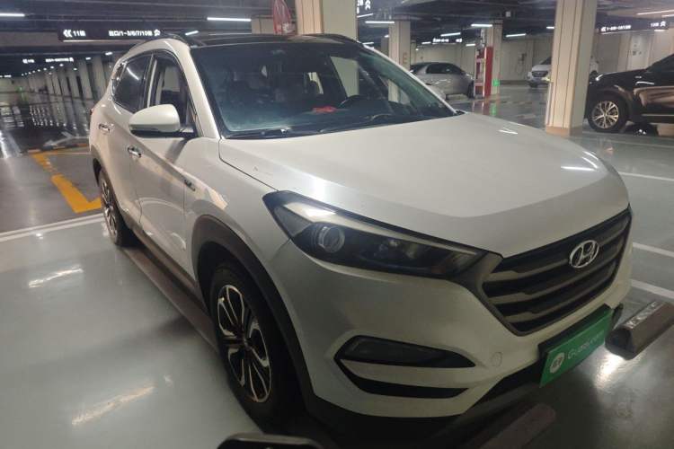 Used Hyundai Tucson 2015 1.6T Dual-Clutch Two-Wheel-Drive Smart Model Front Right 45 Deg