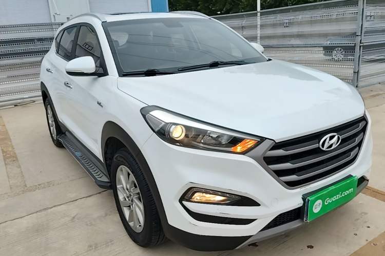Used Hyundai Tucson 2015 1.6T Dual-Clutch Two-Wheel-Drive Smart Model Front Right 45 Deg