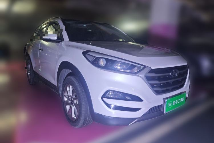 Used Hyundai Tucson 2015 2.0L Automatic Two-Wheel Drive Smart Version Front Right 45 Deg