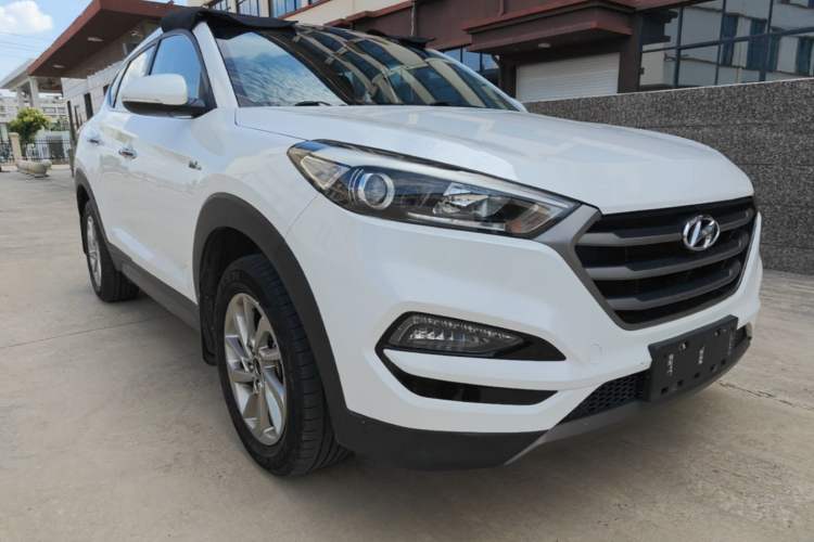 Used Hyundai Tucson 2015 1.6T Dual-Clutch Two-Wheel-Drive Smart Model Front Right 45 Deg