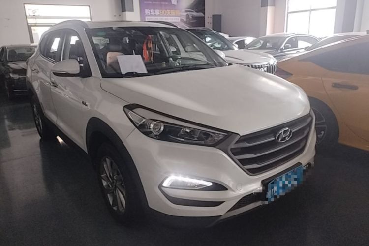 Used Hyundai Tucson 2015 1.6T Dual-Clutch Two-Wheel-Drive Smart Model Front Right 45 Deg