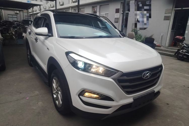 Used Hyundai Tucson 2015 1.6T Dual-Clutch Two-Wheel-Drive Smart Model Front Right 45 Deg