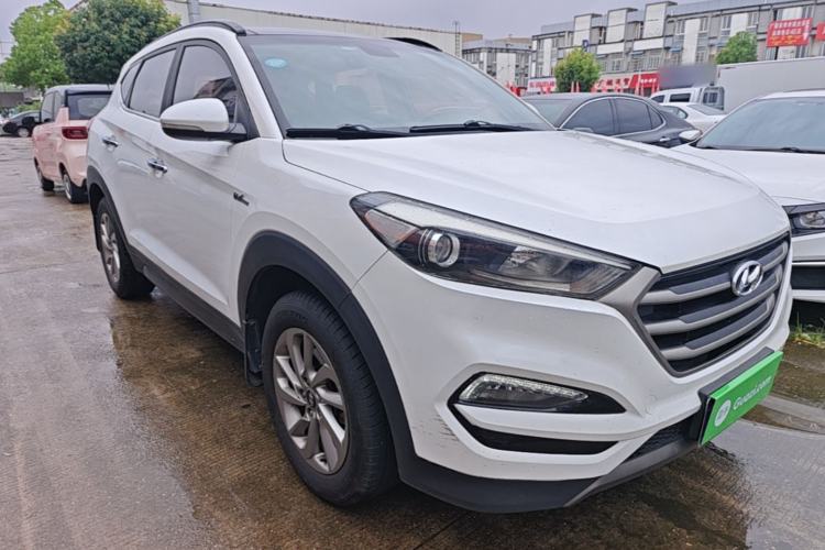Used Hyundai Tucson 2015 1.6T Dual-Clutch Two-Wheel-Drive Smart Model Front Right 45 Deg