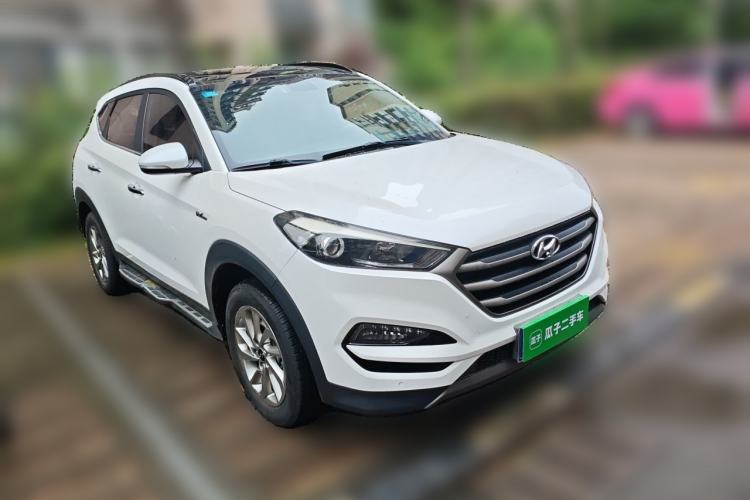 Used Hyundai Tucson 2015 1.6T Dual-Clutch Two-Wheel-Drive Smart Model Front Right 45 Deg