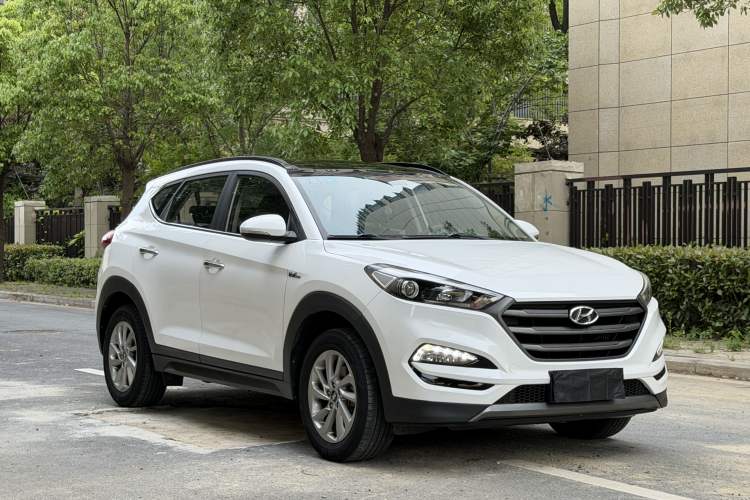 Used Hyundai Tucson 2015 1.6T Dual-Clutch Two-Wheel-Drive Smart Model Front Right 45 Deg
