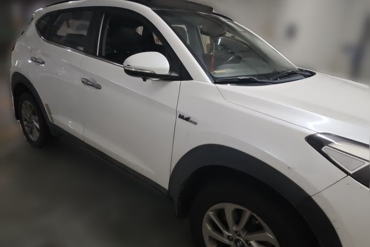 Used Hyundai Tucson 2015 1.6T Dual-Clutch Two-Wheel-Drive Smart Model Front Right 45 Deg