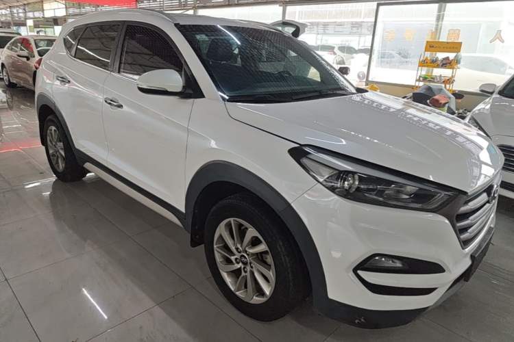 Used Hyundai Tucson 2015 2.0L Automatic Two-Wheel Drive Smart Version Front Right 45 Deg
