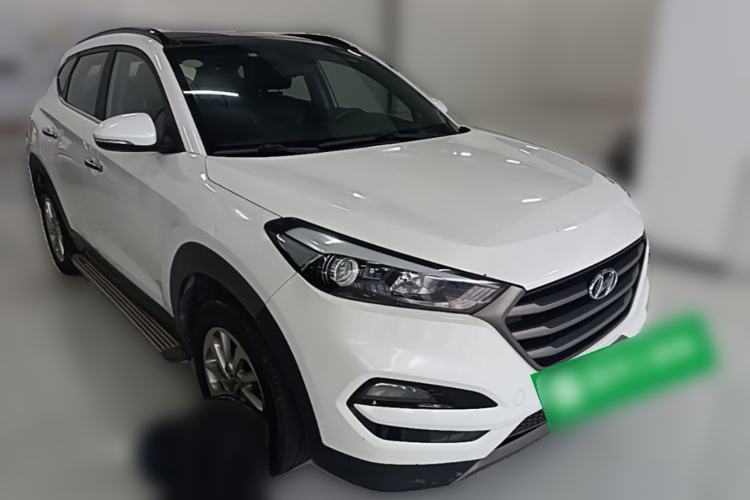 Used Hyundai Tucson 2015 2.0L Automatic Two-Wheel Drive Smart Version Front Right 45 Deg