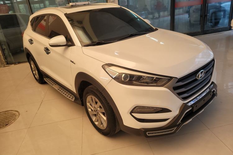 Used Hyundai Tucson 2015 1.6T Dual-Clutch Two-Wheel-Drive Smart Model Front Right 45 Deg