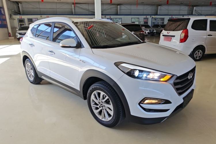 Used Hyundai Tucson 2015 1.6T Dual-Clutch Two-Wheel-Drive Smart Model Front Right 45 Deg
