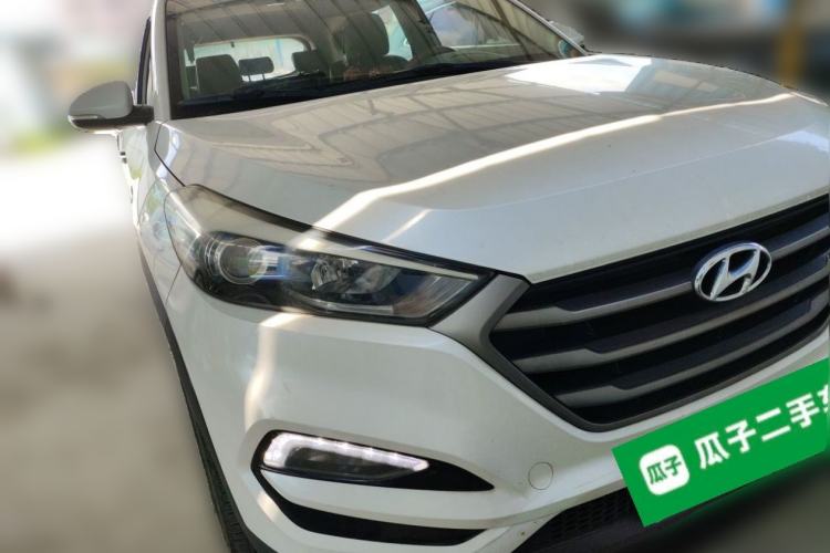 Used Hyundai Tucson 2015 1.6T Dual-Clutch Two-Wheel-Drive Smart Model Front Right 45 Deg