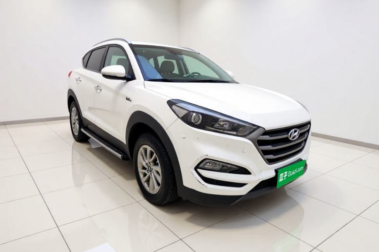 Used Hyundai Tucson 2015 1.6T Dual-Clutch Two-Wheel-Drive Smart Model Front Right 45 Deg