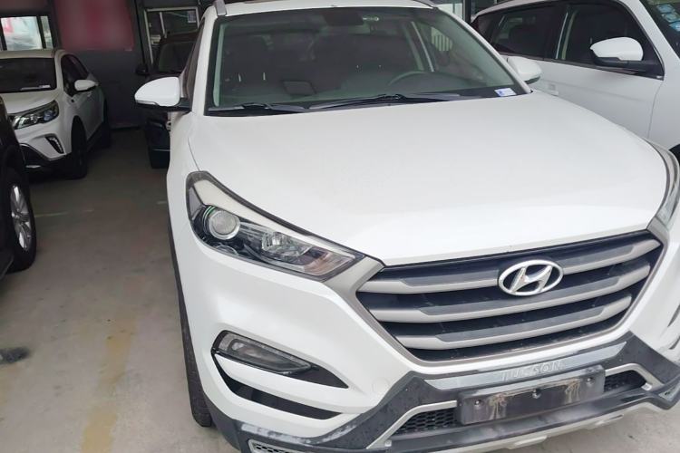 Used Hyundai Tucson 2015 1.6T Dual-Clutch Two-Wheel-Drive Smart Model Front Right 45 Deg