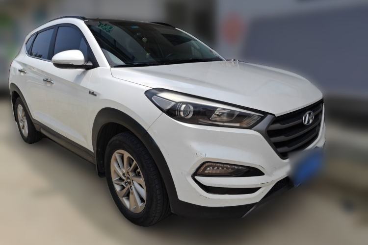 Used Hyundai Tucson 2015 1.6T Dual-Clutch Two-Wheel-Drive Smart Model Front Right 45 Deg