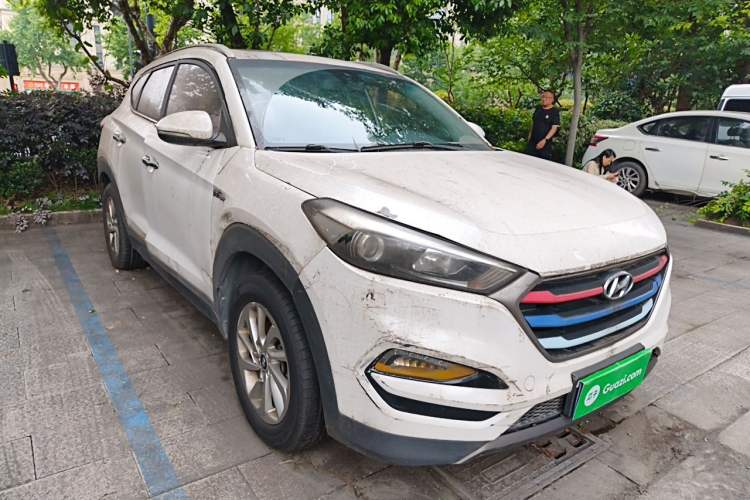 Used Hyundai Tucson 2015 1.6T Dual-Clutch Two-Wheel-Drive Smart Model Front Right 45 Deg