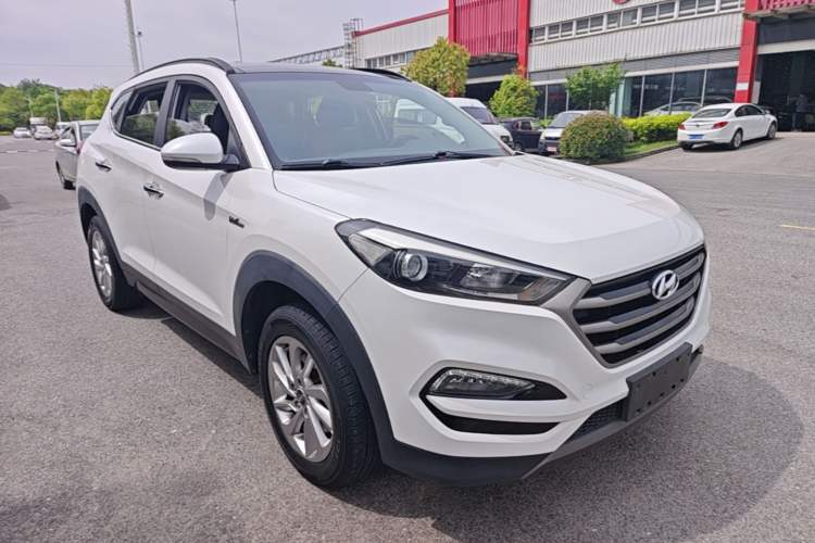 Used Hyundai Tucson 2015 1.6T Dual-Clutch Two-Wheel-Drive Smart Model Front Right 45 Deg