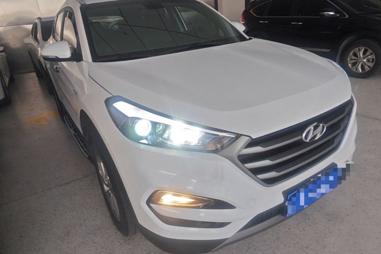 Used Hyundai Tucson 2015 1.6T Dual-Clutch Two-Wheel-Drive Smart Model Front Right 45 Deg