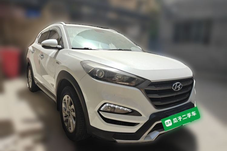 Used Hyundai Tucson 2015 1.6T Dual-Clutch Two-Wheel-Drive Smart Model Front Right 45 Deg