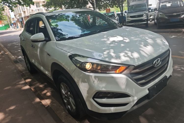 Used Hyundai Tucson 2015 1.6T Dual-Clutch Two-Wheel-Drive Smart Model Front Right 45 Deg
