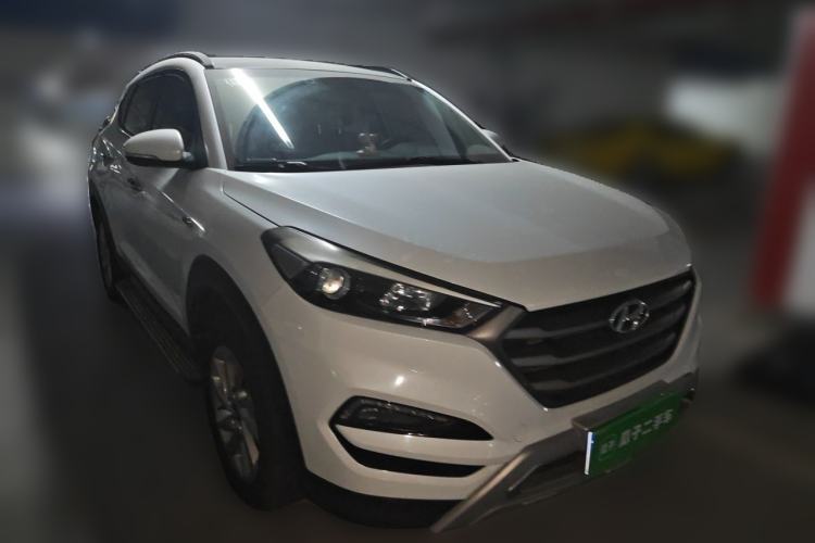 Used Hyundai Tucson 2015 1.6T Dual-Clutch Two-Wheel-Drive Smart Model Front Right 45 Deg