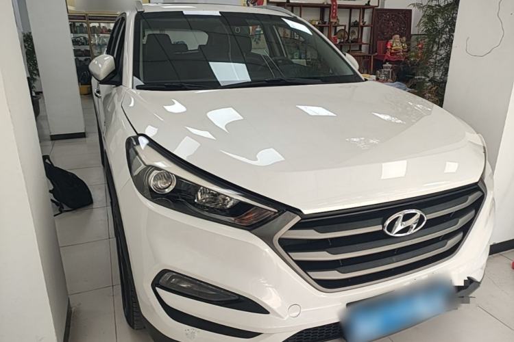 Used Hyundai Tucson 2015 1.6T Dual-Clutch Two-Wheel-Drive Smart Model Front Right 45 Deg