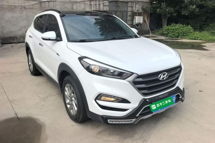 Used Hyundai Tucson 2015 1.6T Dual-Clutch Two-Wheel-Drive Smart Model Front Right 45 Deg